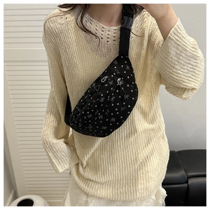 Bolso de pecho ajustable negro con estampado de corazones y lazos en modelo