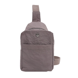 Sac bandoulière minimaliste en nylon gris avec texture plissée et logo en métal