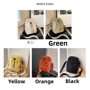 Vue détaillée de mini sacs bandoulière en nylon en cinq couleurs pour un usage quotidien
