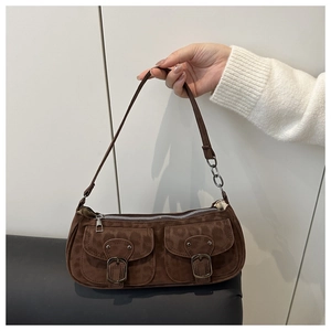 Détail du sac sous le bras léopard marron avec deux poches avant et chaîne en métal argenté