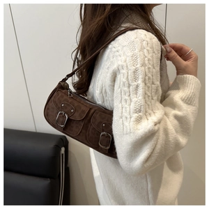 Details der Vintage-Schultertasche aus Wildleder mit Leopardenmuster und zwei Taschen