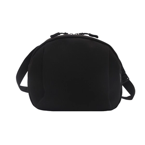 Minimalistische mattschwarze halbrunde Umhängetasche mit verstellbarem Gurt und Logo