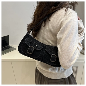 Detail der Baguette-Tasche aus Wildlederimitat mit Leopardenmuster und Metallschnallen