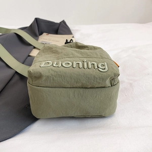 Mini sac bandoulière en nylon vert olive avec broderie duoning et sangle réglable