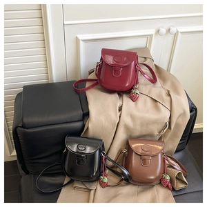 Trois mini sacs bandoulière rétro en simili cuir rouge, noir et marron avec breloque fraise