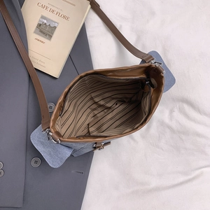 Borsa a tracolla in denim blu e pelle marrone con fodera a righe e chiusura con zip in metallo