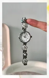 Détail de la montre à quartz avec chaîne florale camélia et accents de perles