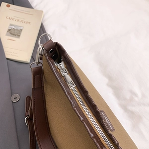 Sac seau rétro en toile avec garniture en cuir marron dans un cadre de bureau élégant