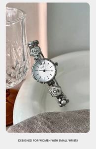 Détail d'une montre GEDI avec bracelet floral argenté et touches de perles