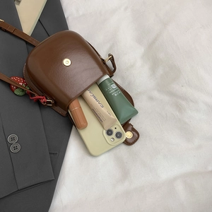 Sacoche selle marron classique avec fermoir magnétique doré et breloque fraise