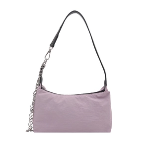 Sac hobo minimaliste en nylon lilas avec une chaîne argentée pour un style décontracté