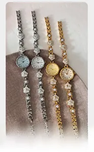 Vue détaillée de quatre montres GEDI à quartz avec bracelets en camélia et perles