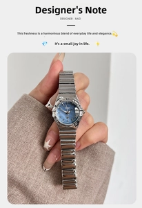 Primer plano de esfera de nácar azul con brazalete de eslabones en color plata y dorado