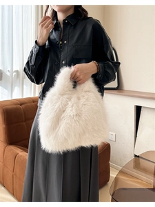 Gros plan sur un sac à main blanc en fausse fourrure avec une tenue d'automne élégante