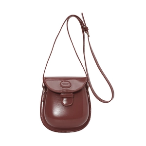 Mini borsa a sella in pelle cerata marrone rossiccio con tracolla regolabile