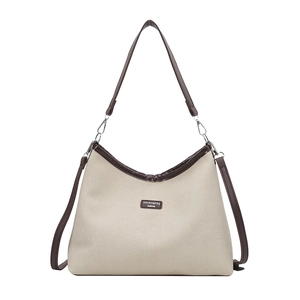Beige Schultertasche aus Canvas mit braunem Lederbesatz und zwei Riemen auf weißem Grund