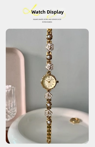 Détail de la montre GEDI avec maillons fleurs de camélia et bracelet perles