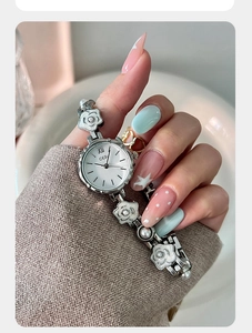 Détail de la montre GEDI avec bracelet chaîne camélia argenté et cadran romain blanc élégant