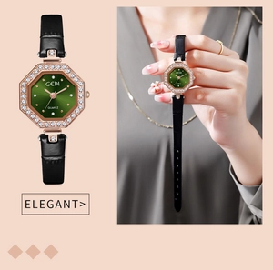 Detailsicht der achteckigen roségoldenen Uhr mit Kristallette und grünem Zifferblatt