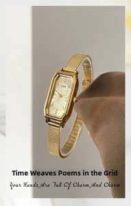 Detail van elegant goud vierkant horloge met textuur wijzerplaat en metalen mesh band