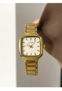 Gros plan détaillé d'une montre carrée dorée avec cadran blanc et guichet de date