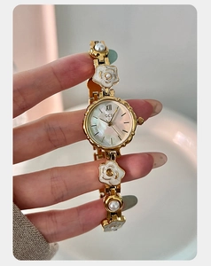 Détail de la montre GEDI avec bracelet fleurs en émail et cadran en nacre