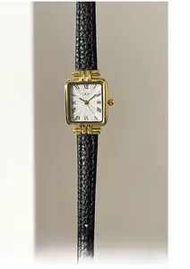 Dettaglio ravvicinato dell'orologio quadrato dorato con cinturino in pelle nera goffrata
