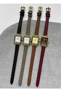 Dettagli di quattro orologi al quarzo vintage con casse dorate e cinturini in pelle