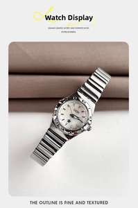 Primer plano de un reloj plateado con esfera de nácar y bisel con números romanos