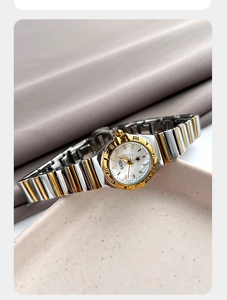 Detalle del reloj GEDI con esfera de nácar y brazalete bicolor en tono dorado y plateado