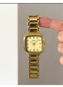Gros plan d'une montre femme GEDI à cadran carré doré avec bracelet en métal brillant