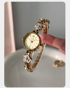 Détail de la montre GEDI avec perles et bracelet à maillons en forme de camélia