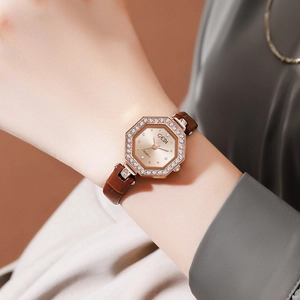 Elegante rotgoldene Quarzuhr für Damen mit achteckiger Diamantlünette und Lederarmband