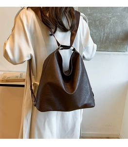 Détail du sac cabas en cuir marron foncé montrant la texture grainée et le style urbain