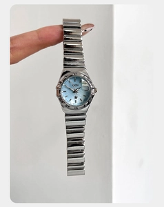 Detalle del reloj GEDI con esfera de estrella azul y correa elástica de plata