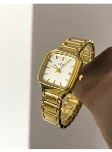Détails du boîtier carré doré poli et du bracelet à maillons métalliques de la montre