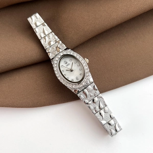 Orologio al quarzo argento da donna con quadrante ovale con strass e raffinato motivo a cigno