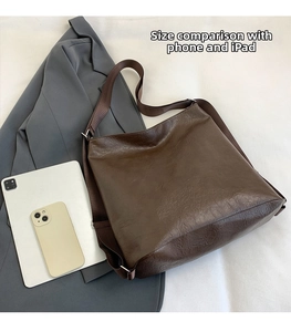 Détail de la grande sacoche cabas marron montrant sa capacité pour iPad et smartphone