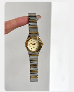 Detalle del reloj GEDI de lujo para mujer con esfera de nácar y números romanos