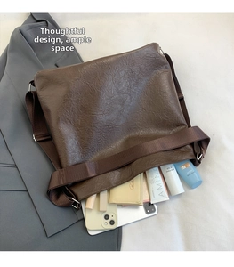 Grand sac cabas vintage en cuir marron foncé montrant l'intérieur spacieux bien organisé