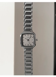 Vue verticale d'une montre carrée GEDI en argent avec date et bracelet en métal