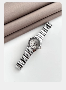 Detalle de reloj GEDI para mujer en acero plateado con bisel de números romanos y estrella