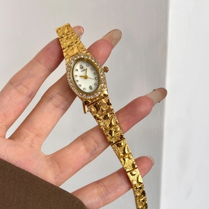 Orologio al quarzo dorato da donna con quadrante ovale con diamanti e cinturino in metallo