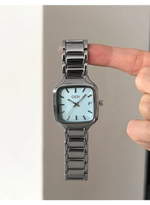 Détail de la montre GEDI carrée avec cadran bleu clair et bracelet en métal argenté
