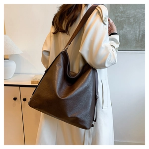 Détail du grand sac cabas en cuir marron vintage avec boucle métallique et bandoulière large