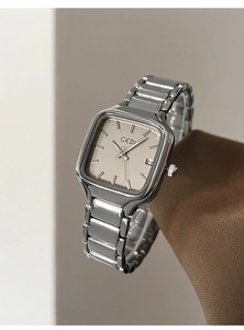 Détail de la montre à quartz carrée GEDI avec bracelet en acier et guichet de date
