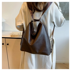 Détail du grand sac cabas en cuir marron foncé avec une large bandoulière