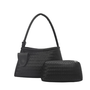 Set minimalista di borse in pelle intrecciata nera con borsa a spalla e pochette