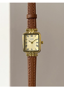 Dettaglio della cassa quadrata dorata vintage con quadrante champagne e cinturino marrone