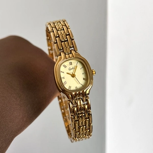 Montre carrée de luxe en or pour femme avec cadran champagne et chiffres romains
